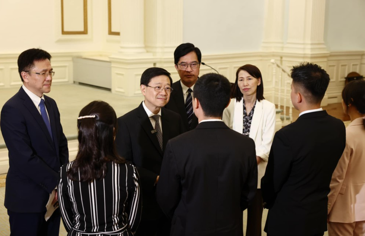 李家超曾與即將前赴北京參與國家載人航天工程載荷專家選拔複選的香港候選人會面時,曾發布一系列的相片,看到不同候選人的人背影,當中不乏女性候選人的身影。